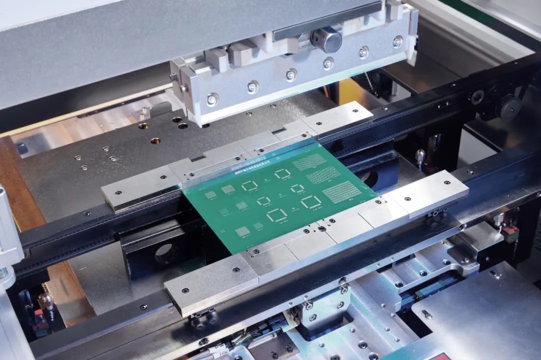 Mycronic的钢网印刷和喷印平台相结合，满足各种不同速度和尺寸的电路板印刷。1.jpg